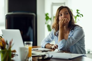 ¿Puedo demandar si sigo trabajando en la empresa? Guía práctica en Chile