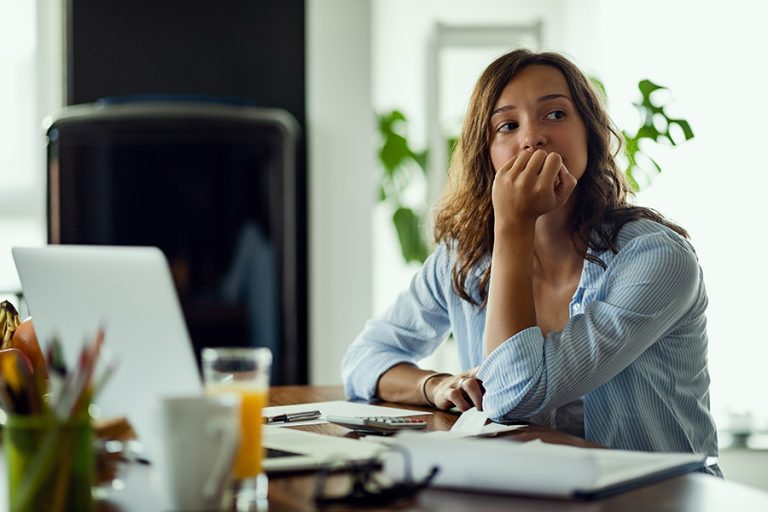 ¿Puedo demandar si sigo trabajando en la empresa? Guía práctica en Chile