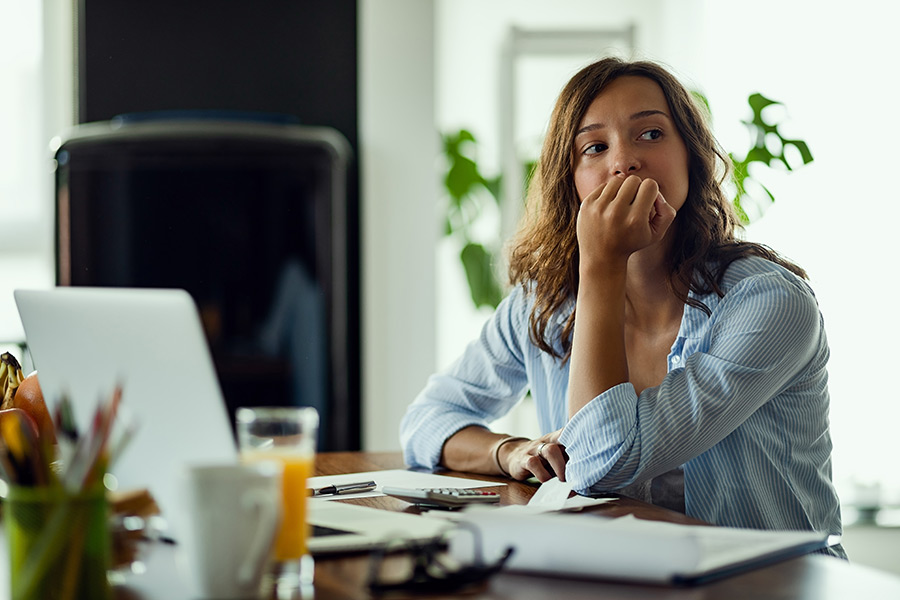¿Puedo demandar si sigo trabajando en la empresa? Guía práctica en Chile